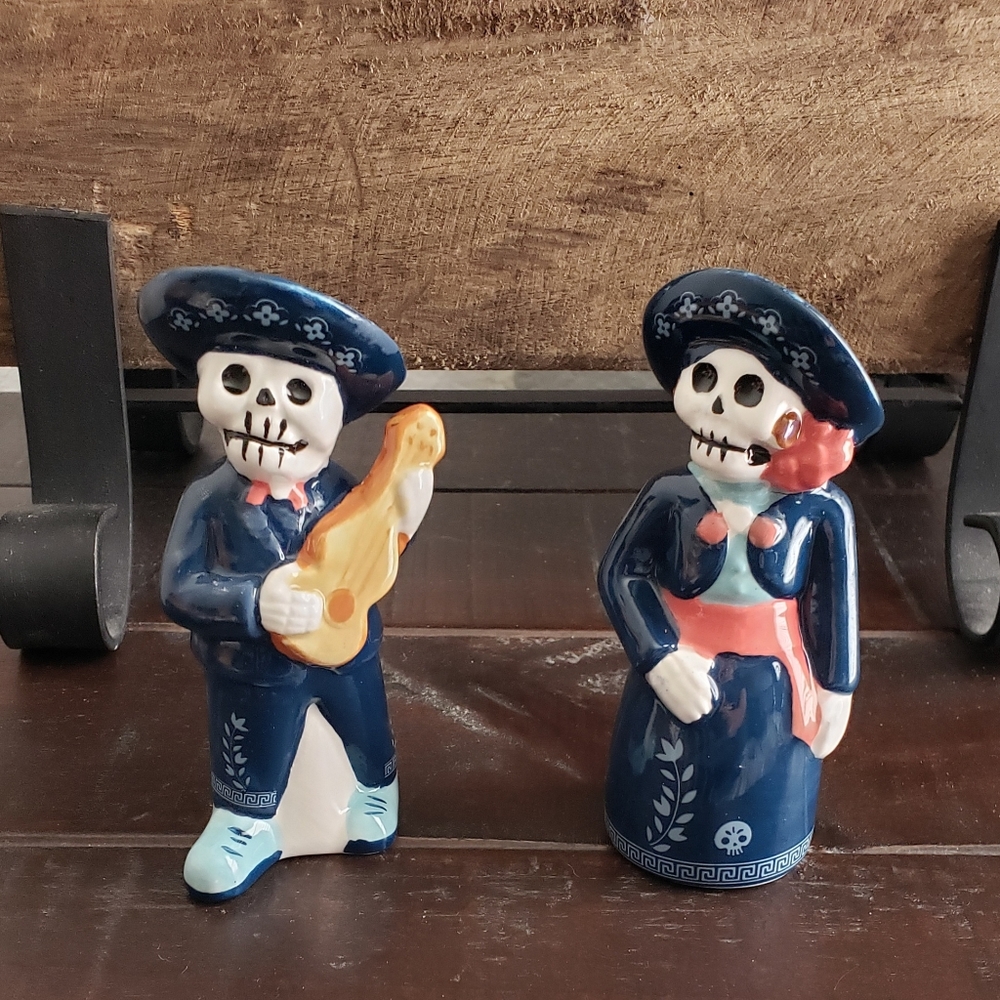 NWT- Salt & Pepper shakers💀